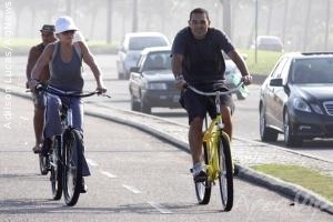 Ana Maria Braga e Marcelo Frisoni são clicados andando de bicicleta