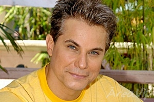 Após separação, Edson Celulari sai de casa