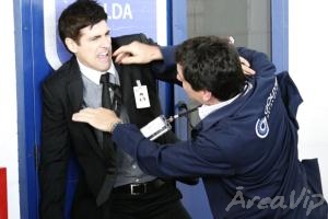 Rodrigo Lombardi machuca o ombro em cena de luta com Gianecchini