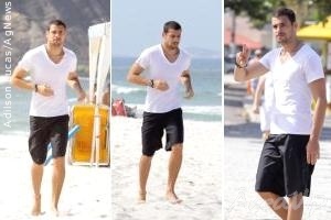 Cauã Reymond corre na praia da Barra da Tijuca