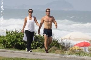 Camila Rodrigues caminha com o namorado na orla do Rio