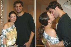 Thiago Lacerda troca beijos com a mulher após apresentação de peça
