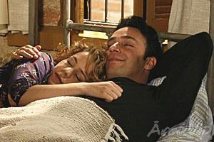 Passione: Mimi faz Agostina achar que passou a noite com ele