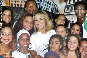 Cantora Wanessa visita Espaço Criança Esperança em comunidade paulistana