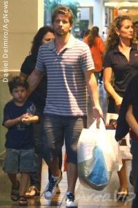 Mário Frias passeia com o  filho em shopping