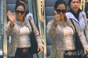 Simpática, Glória Pires acena para fotografo durante passeio em shopping