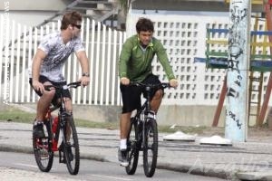 Kayky Brito e Diego Alemão passeiam de bicicleta na orla da Barra da Tijuca