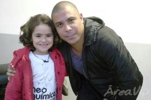 Ronaldo publica foto de visita da menina Maisa no Parque São Jorge