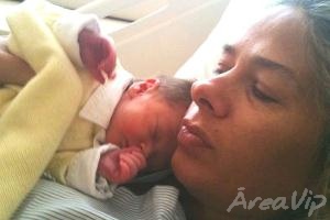 Adriane Galisteu tem a ajuda de uma enfermeira e uma babá para cuidar de Vittorio