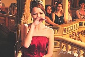 Escrito nas Estrelas: Viviane se emociona durante recital, deixando Ricardo preocupado