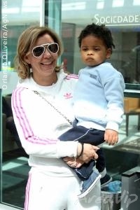 Astrid Fontenelle vai com o filho visitar Galisteu na maternidade