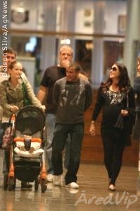 Giovanna Antonelli, Fernanda Rodrigues e Eri Johnson passeiam juntos em shopping