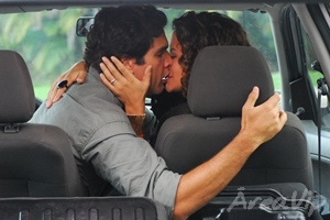 Ribeirão do Tempo: Newton e Ellen se beijam