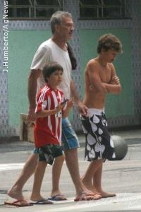 Pedro Bial passeia com os filhos