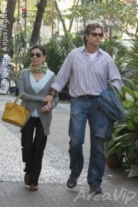 Marilia Pêra e o marido passeiam pelas ruas de Ipanema
