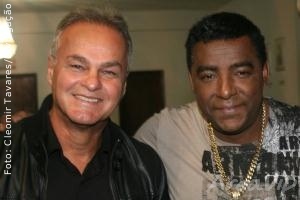 Kadu Moliterno vai a show do grupo Raça Negra