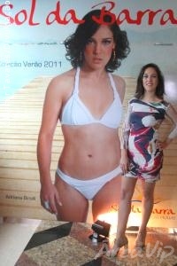 Adriana Birolli participa de desfile no Rio