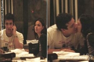 Isis Valverde troca beijos com o namorado