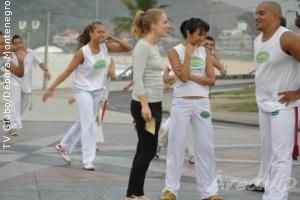 Angélica acompanha Daniele Suzuki em uma aula de capoeira