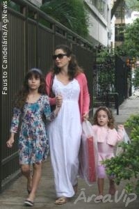 Claudia Abreu passeia com as filhas pelo Leblon