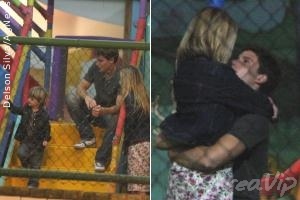 Na companhia de seu filho, Danielle Winits é clicada trocando carinhos com Jonatas Faro em churrascaria