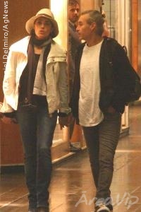 Christiane Torloni passeia com o marido em shopping