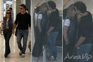 Cássio Reis é clicado aos beijos com namorada em aeroporto