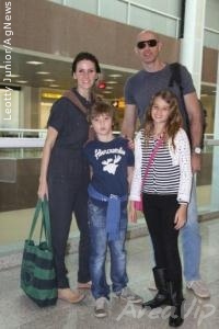 Tande e Lizandra Souto são clicados em aeroporto com os filhos