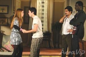 Escrito nas Estrelas: Vanessa é cercada por Zeca