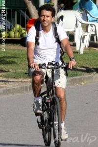 Marcos Palmeira anda de bicicleta no Rio