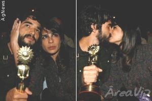 Ao lado da mulher, Caio Blat recebe prêmio no Festival de Gramado