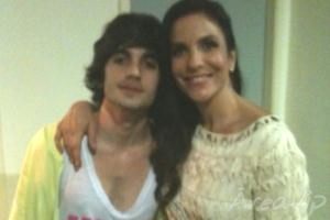 Fiuk posta  foto ao lado de Ivete Sangalo