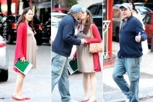 Grávida de gêmeos, Claudia Mauro é clicada aos beijos com marido