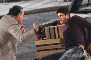 Passione: Totó dá bofetada em Fred e chama o vilão para briga