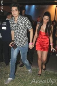 Luan Santana deixa premiação de mãos dadas com morena