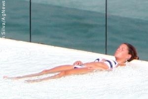 Athina Onassis relaxa em piscina de hotel