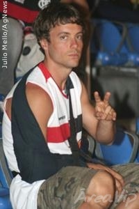 Kayky Brito assiste a jogo de futebol com o braço imobilizado