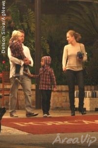 Luciano Huck e Angélica levam os filhos em restaurante