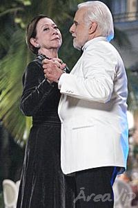 Passione: Bete e Olavo dançam juntos e Clô se irrita