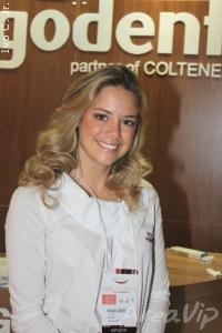 Ex-BBB Fernanda Cardoso participa de feira internacional odontológica