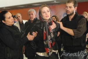 Passione: Clara é presa ao tentar fugir do país