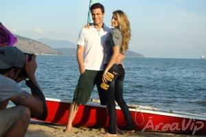 Ticiane Pinheiro e Carlos Casagrande posam abraçados para campanha