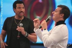 Luciano Huck recebe Lionel Richie no Caldeirão