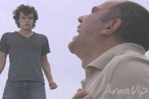 Escrito nas Estrelas: Perseguido por Daniel, Ricardo volta a sentir dores no peito e acaba sofrendo acidente