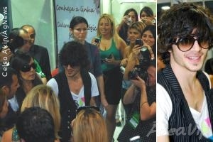 Fiuk é cercado por fãs em evento em Sampa