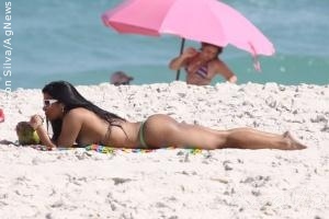 Juliane Almeida, do É o Tchan, coloca o bronzeado em dia em praia carioca