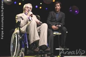 Em cadeira de rodas, Chico Anysio divide palco com Tom Cavalcanti