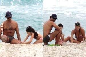 Acompanhado de uma loira, Marcos Pasquim brinca na praia com a filha