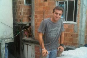 Luciano Huck grava na favela da Rocinha