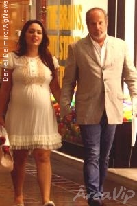 Grávida, Tânia Mara exibe seu barrigão durante passeio em shopping do Rio